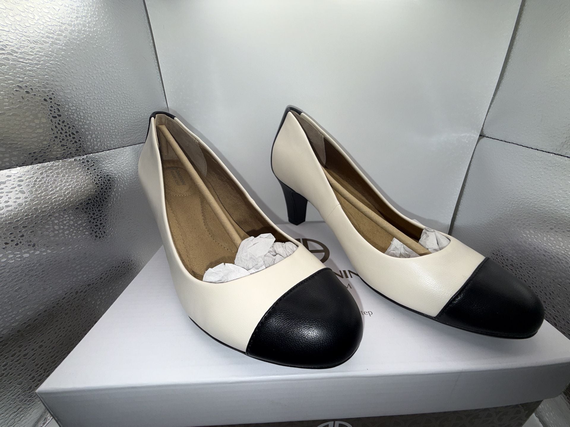 Giani Bernini RIYLAP Women's Colorblock Memory Foam Pumps White/Black Size 8.5M 3