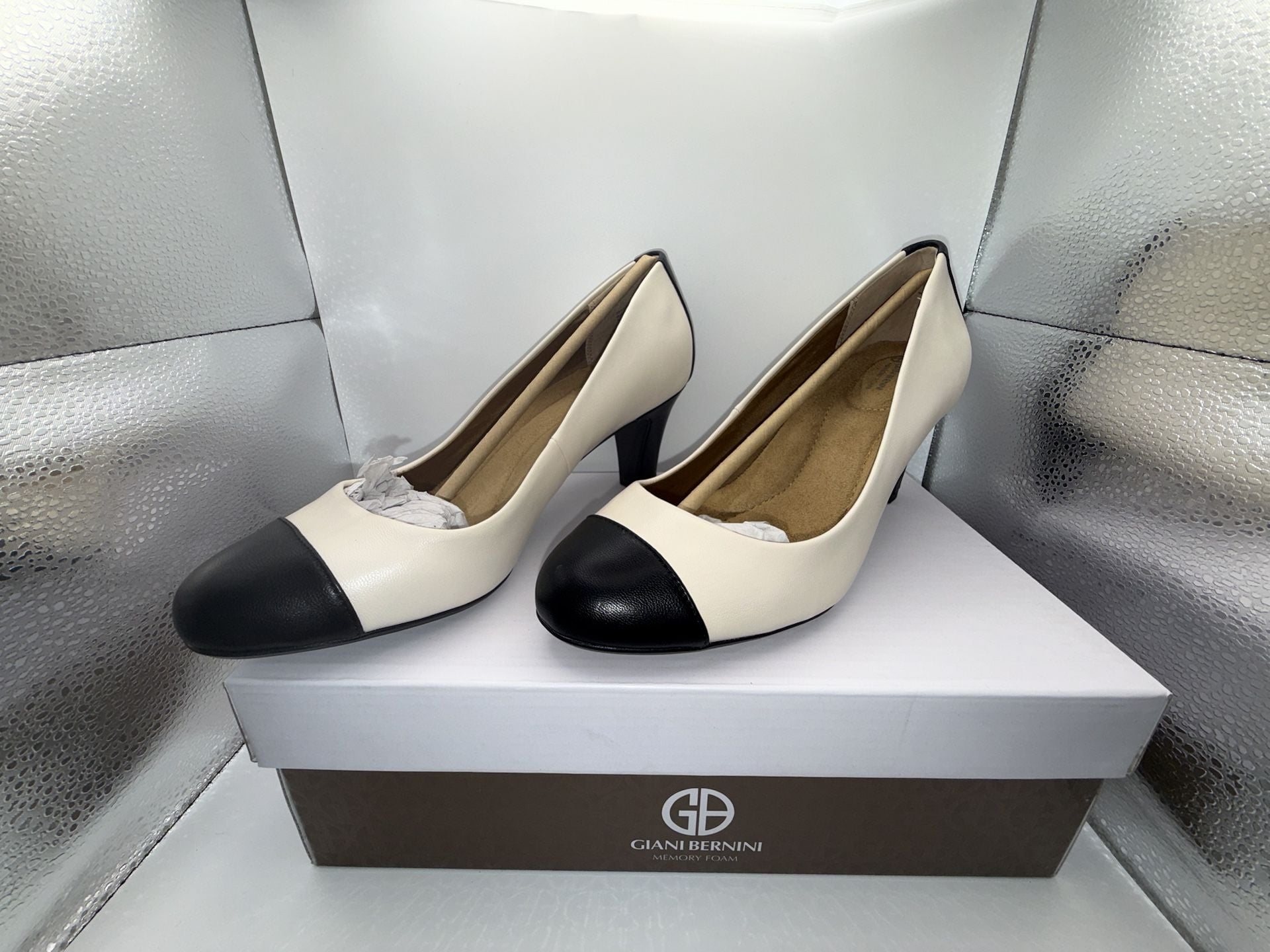 Giani Bernini RIYLAP Women's Colorblock Memory Foam Pumps White/Black Size 8.5M 5