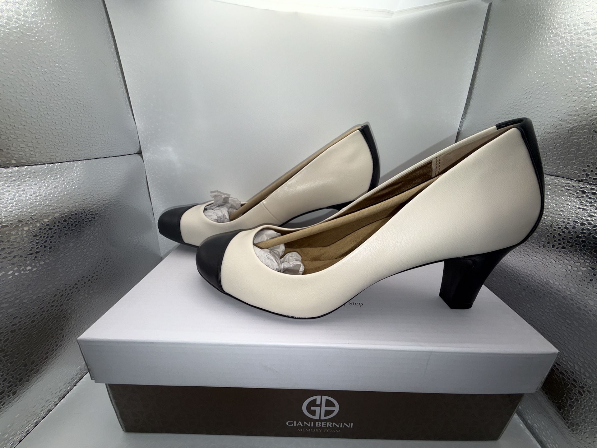 Giani Bernini RIYLAP Women's Colorblock Memory Foam Pumps White/Black Size 8.5M 6