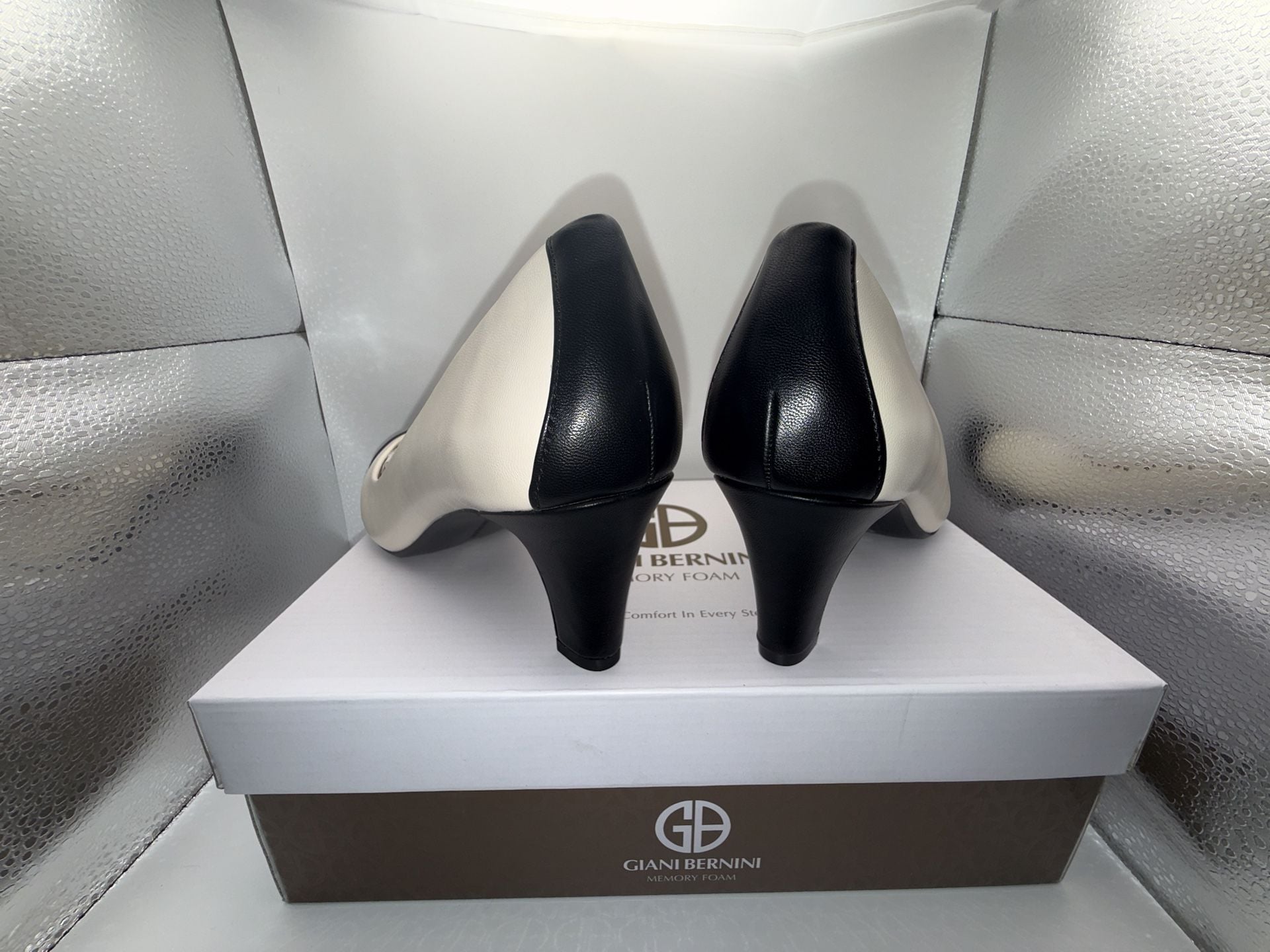 Giani Bernini RIYLAP Women's Colorblock Memory Foam Pumps White/Black Size 8.5M 7