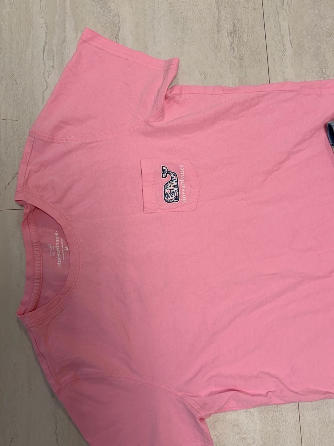 Vineyard Vines Men's Pink Whale Logo Pocket T-Shirt and Edgartown Print Swim Trunks Set 2