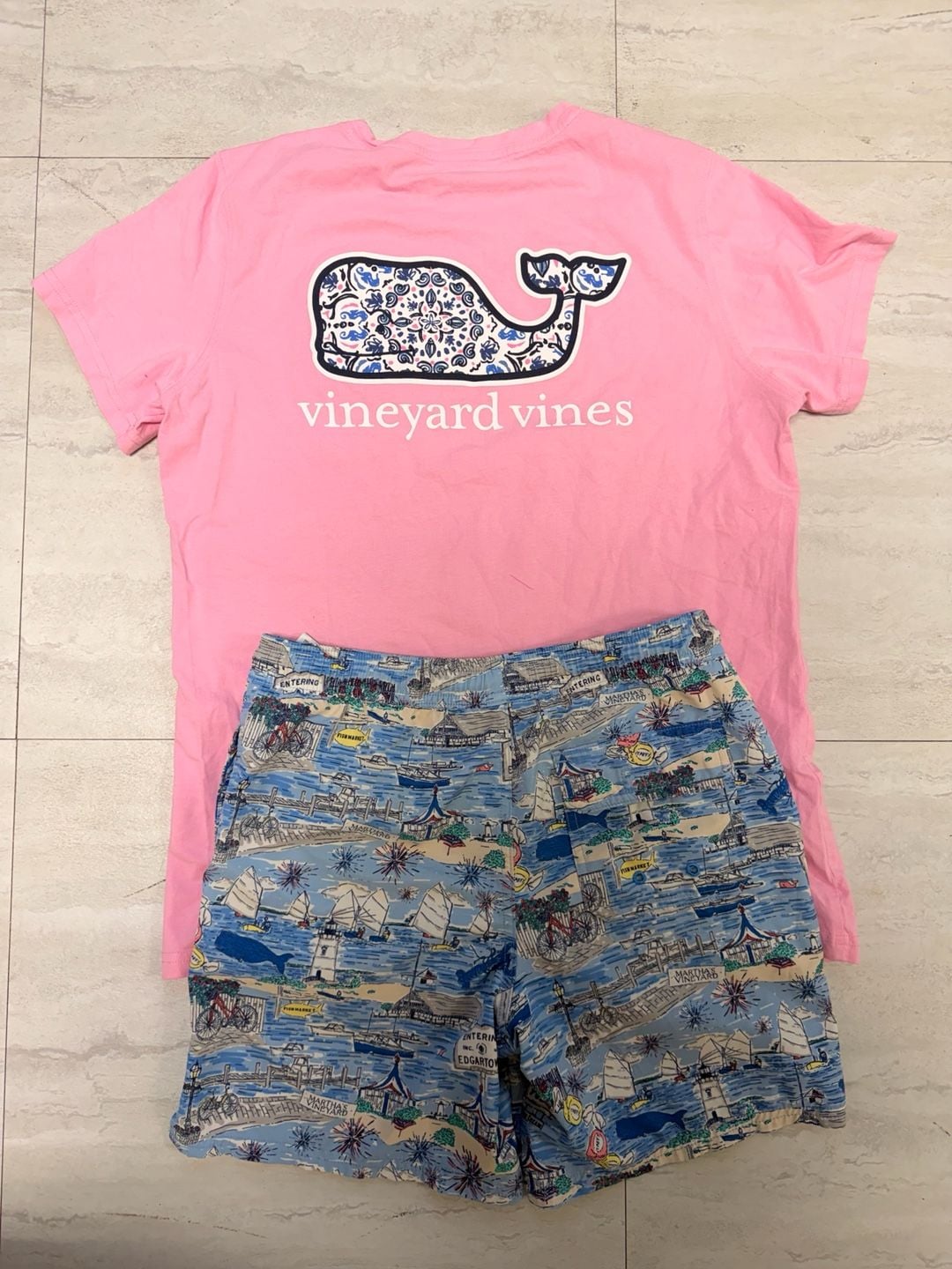 Vineyard Vines Men's Pink Whale Logo Pocket T-Shirt and Edgartown Print Swim Trunks Set 4