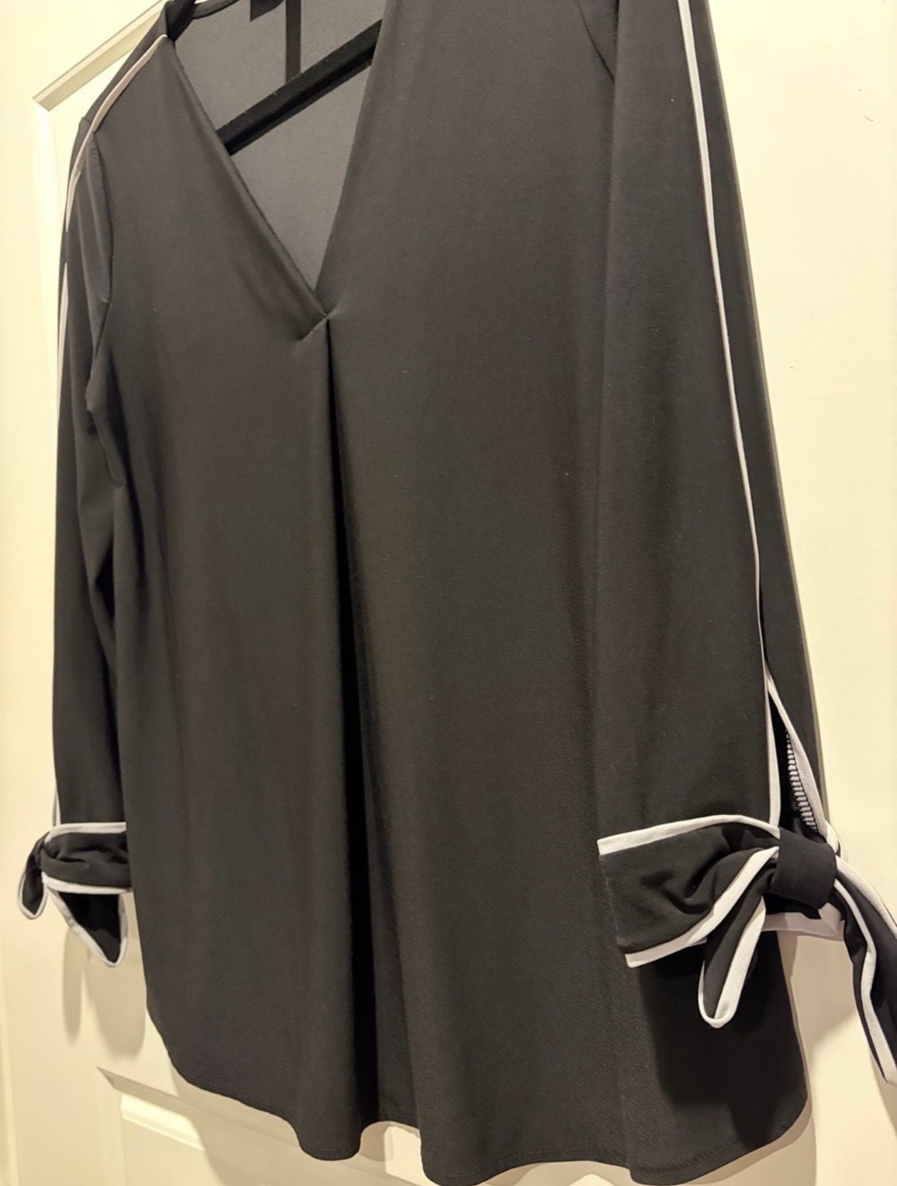 White House Black Market Bow-Cuff Contrast V-Neck Blouse 8
