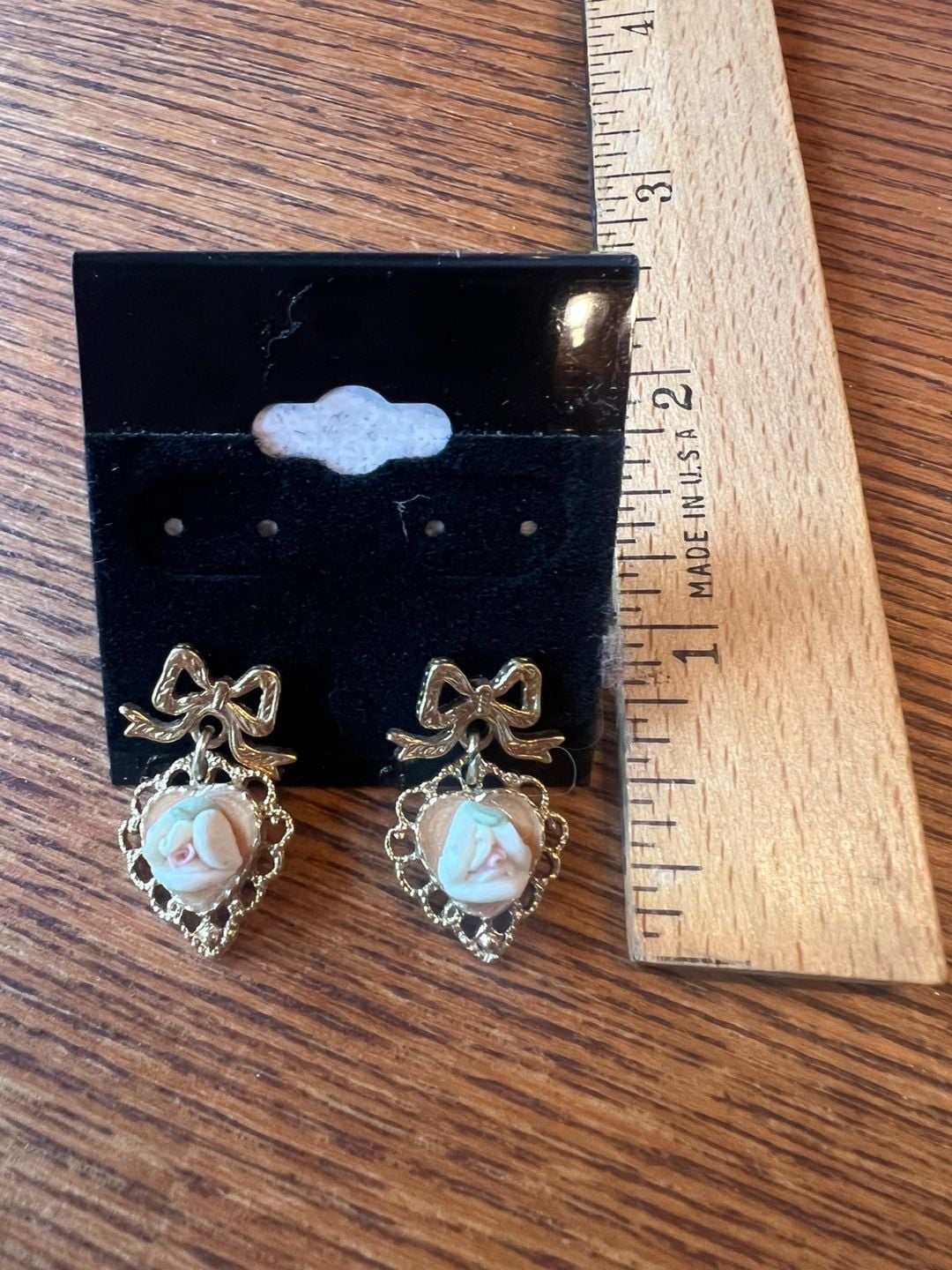 Vintage Gold-Tone Bow and Heart Drop Earrings with Floral Cameo Detail 2