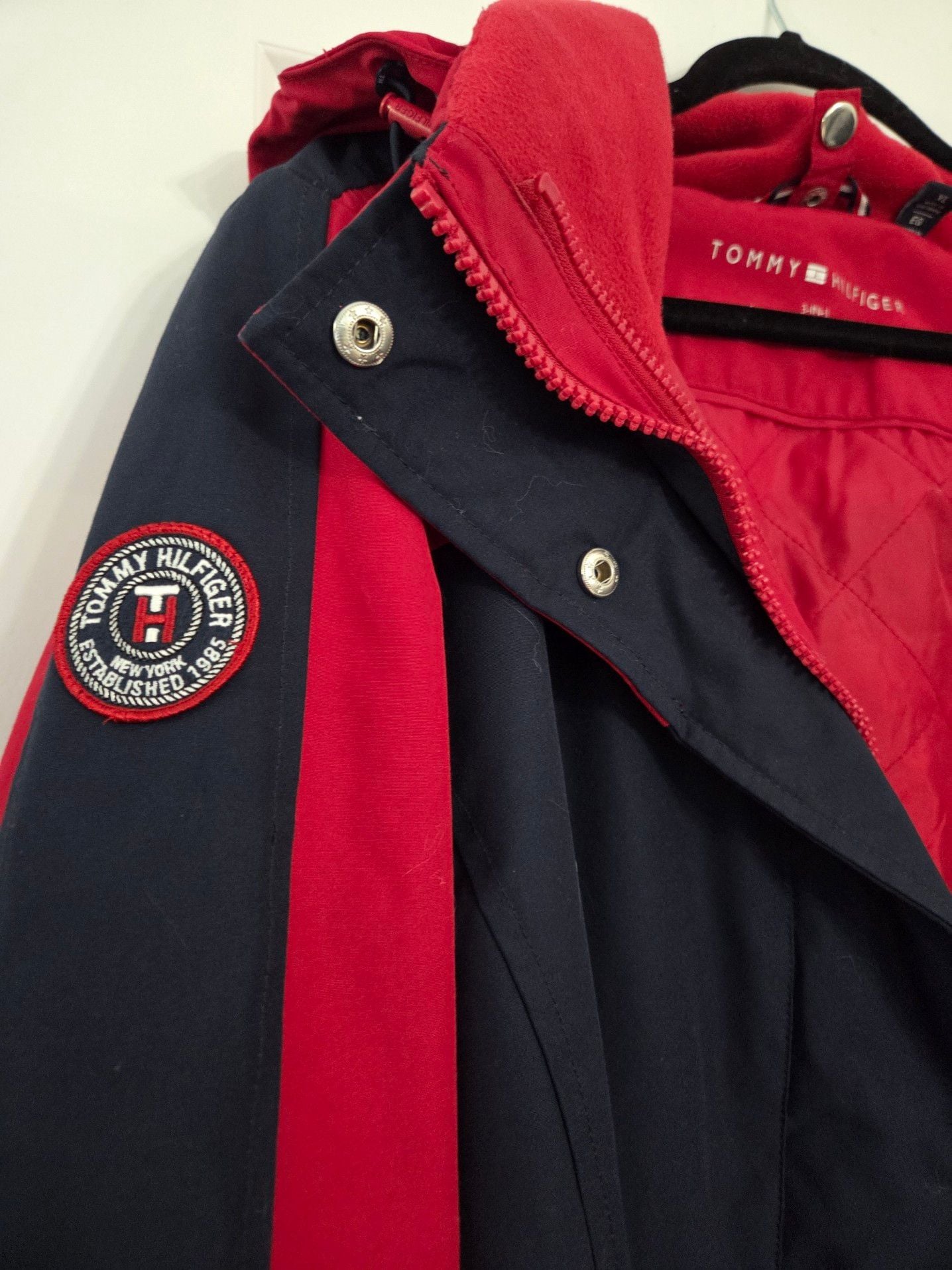 Tommy Hilfiger Women's 3-in-1 All Weather System Jacket in Red and Navy. Adjustable hood and hand cuffs, 2 zipper pockets and 2 zip-up sizes (see pic). 4