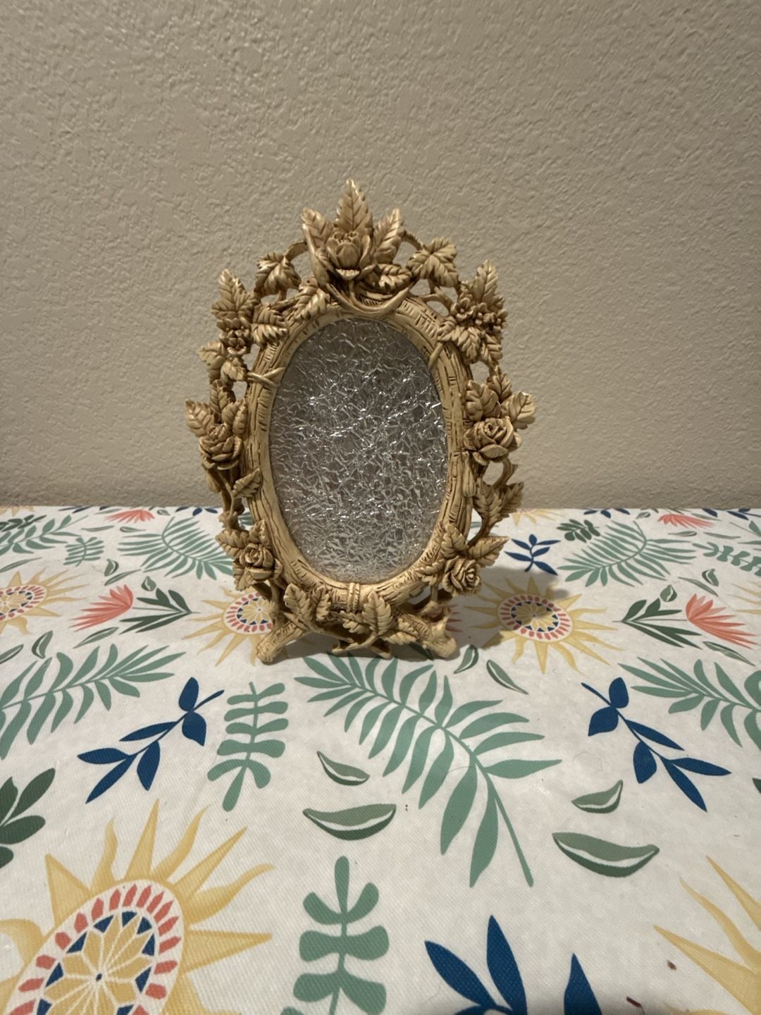 Vintage Ornate Floral Resin Oval Tabletop Picture Frame 1
