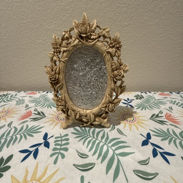 Vintage Ornate Floral Resin Oval Tabletop Picture Frame