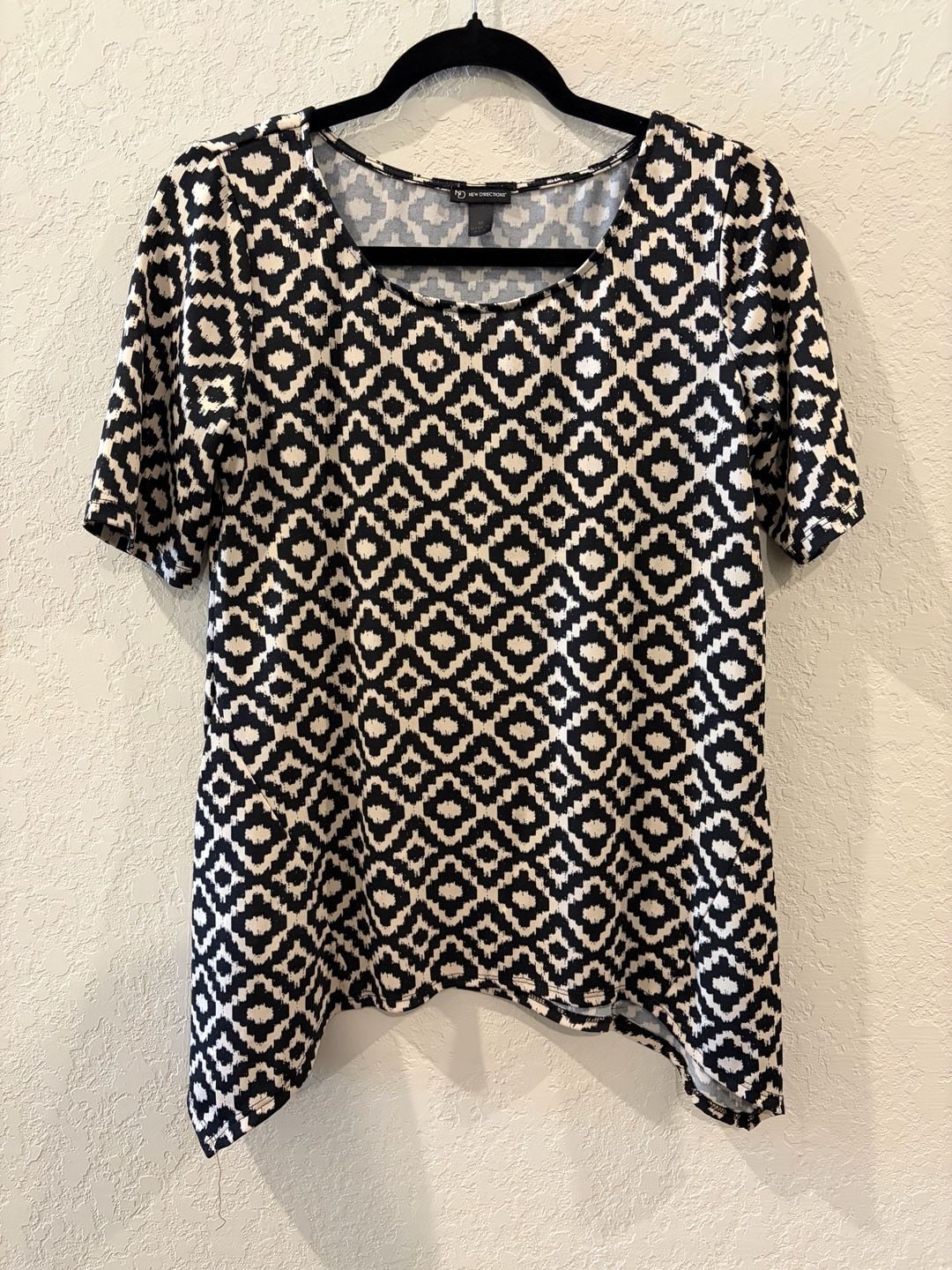 New Directions Women's Black and Cream Geometric Print Short Sleeve Sharkbite Hem Tunic Top 2