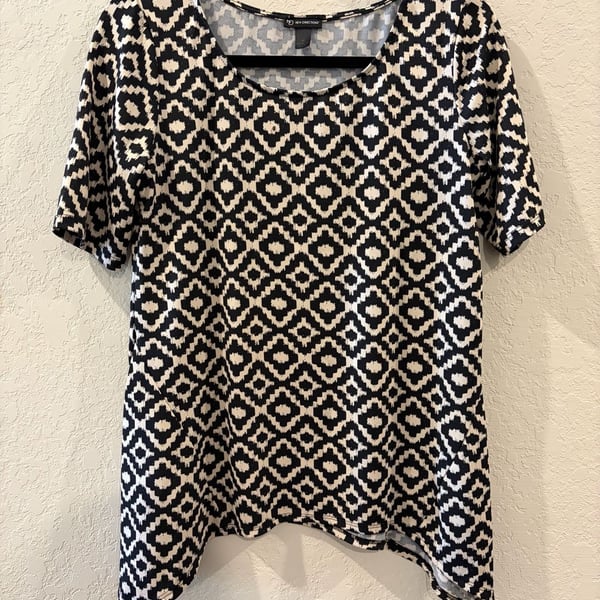New Directions Women's Black and Cream Geometric Print Short Sleeve Sharkbite Hem Tunic Top