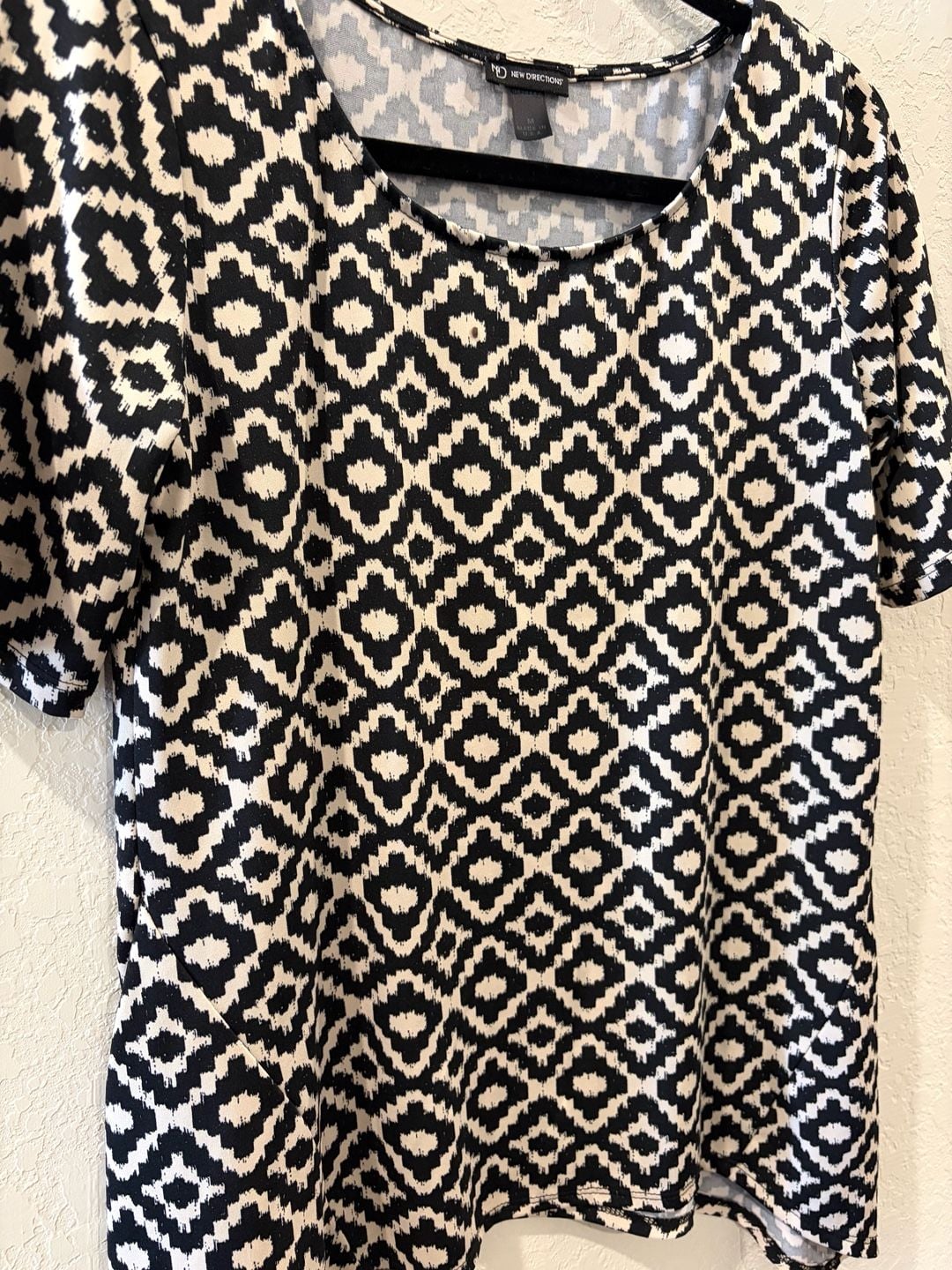 New Directions Women's Black and Cream Geometric Print Short Sleeve Sharkbite Hem Tunic Top 3
