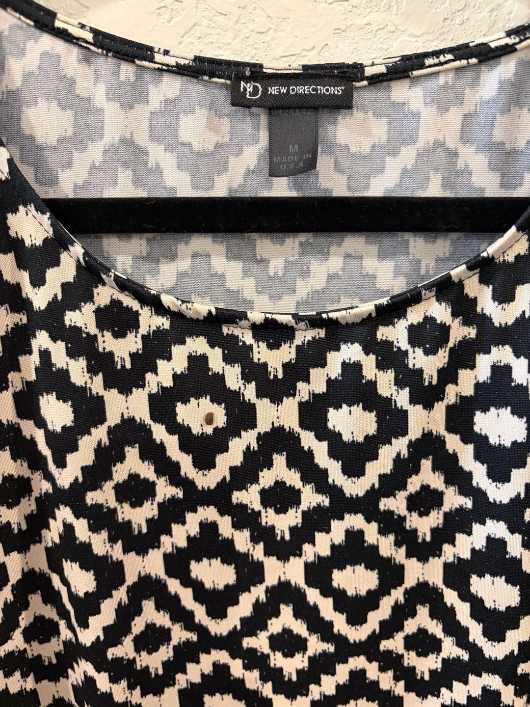 New Directions Women's Black and Cream Geometric Print Short Sleeve Sharkbite Hem Tunic Top 4