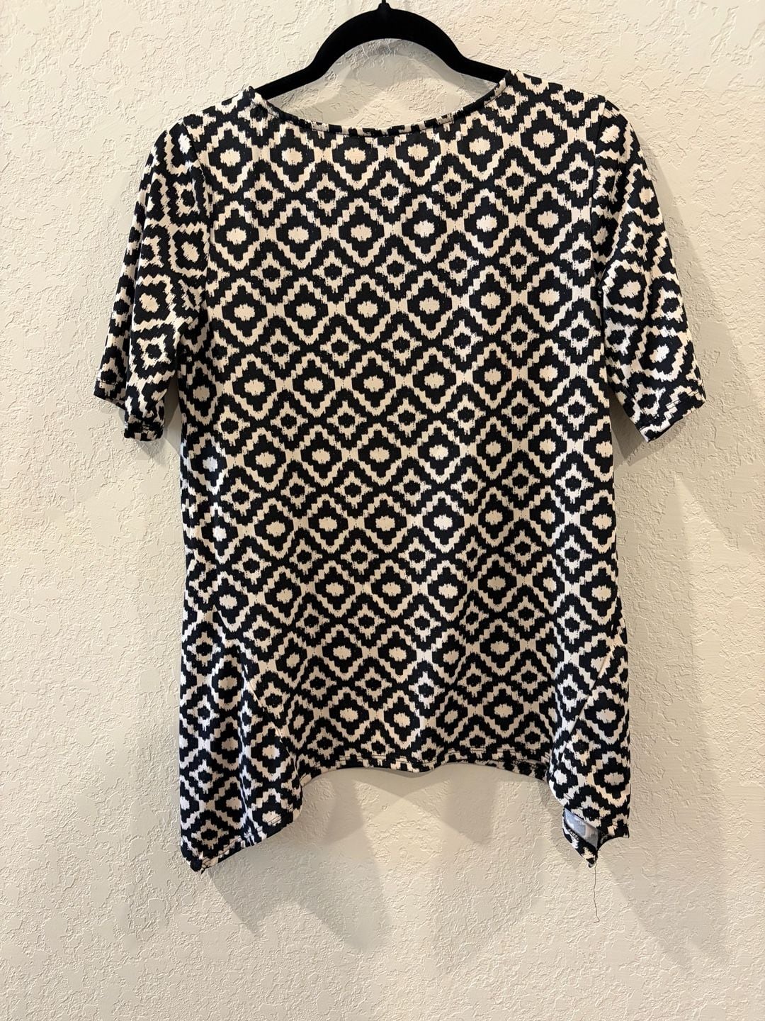 New Directions Women's Black and Cream Geometric Print Short Sleeve Sharkbite Hem Tunic Top 5