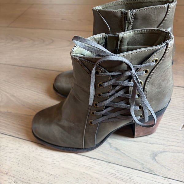 93 Vintage Women Olive Green Faux Leather Ankle Boots  Lacing and Stacked Heel