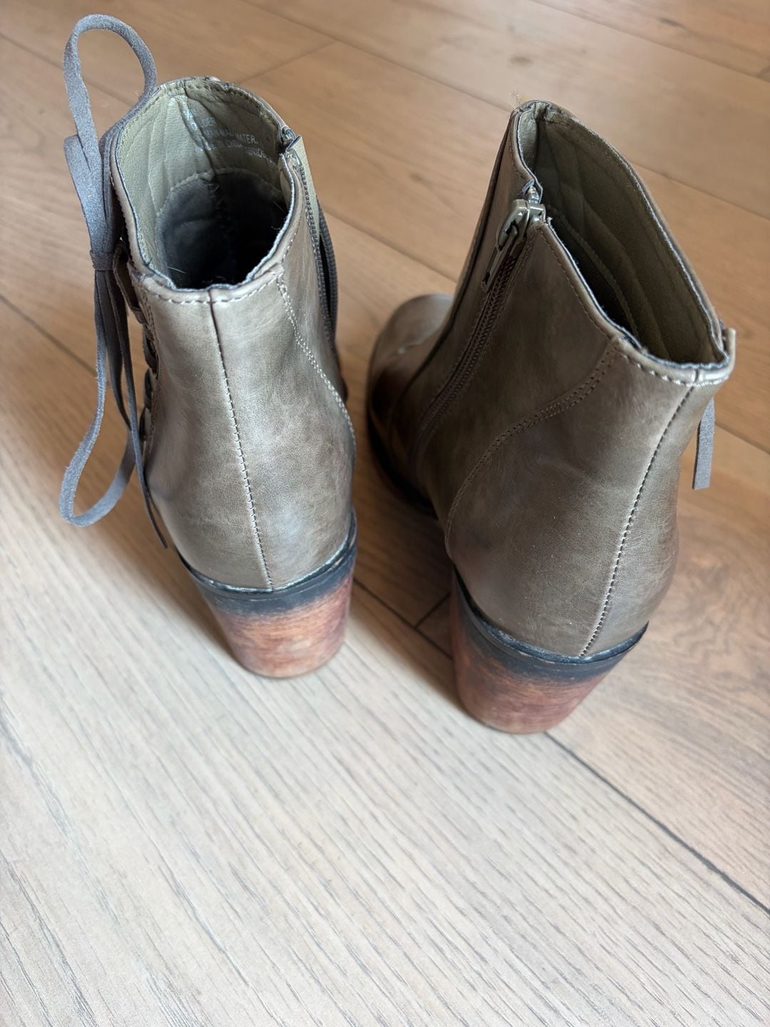 93 Vintage Women Olive Green Faux Leather Ankle Boots  Lacing and Stacked Heel 7