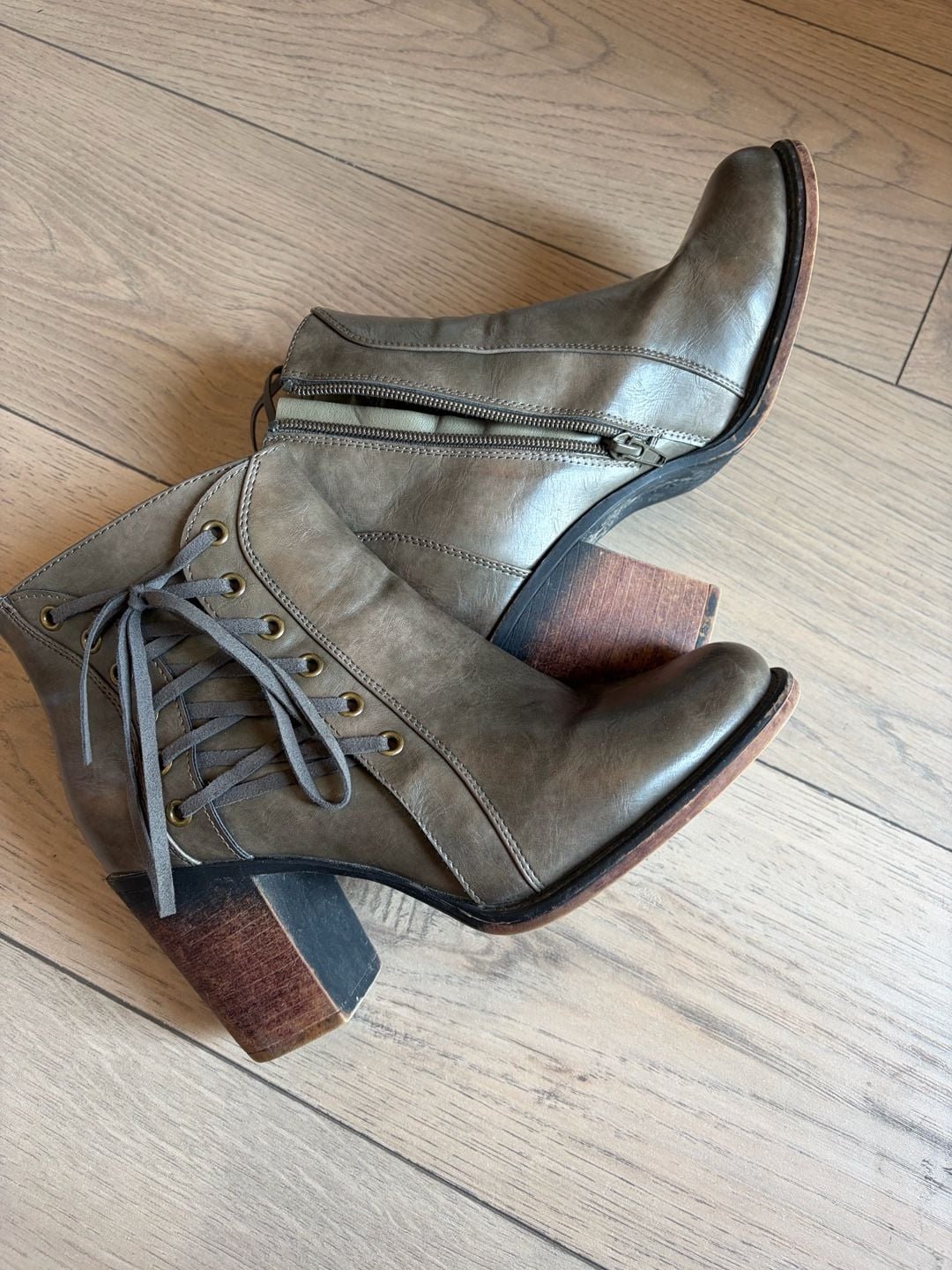 93 Vintage Women Olive Green Faux Leather Ankle Boots  Lacing and Stacked Heel 10