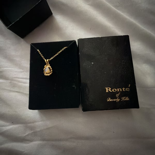 Vintage Ronte' of Beverly Hills Gold Tone Genuine Opal Teardrop Pendant Necklace