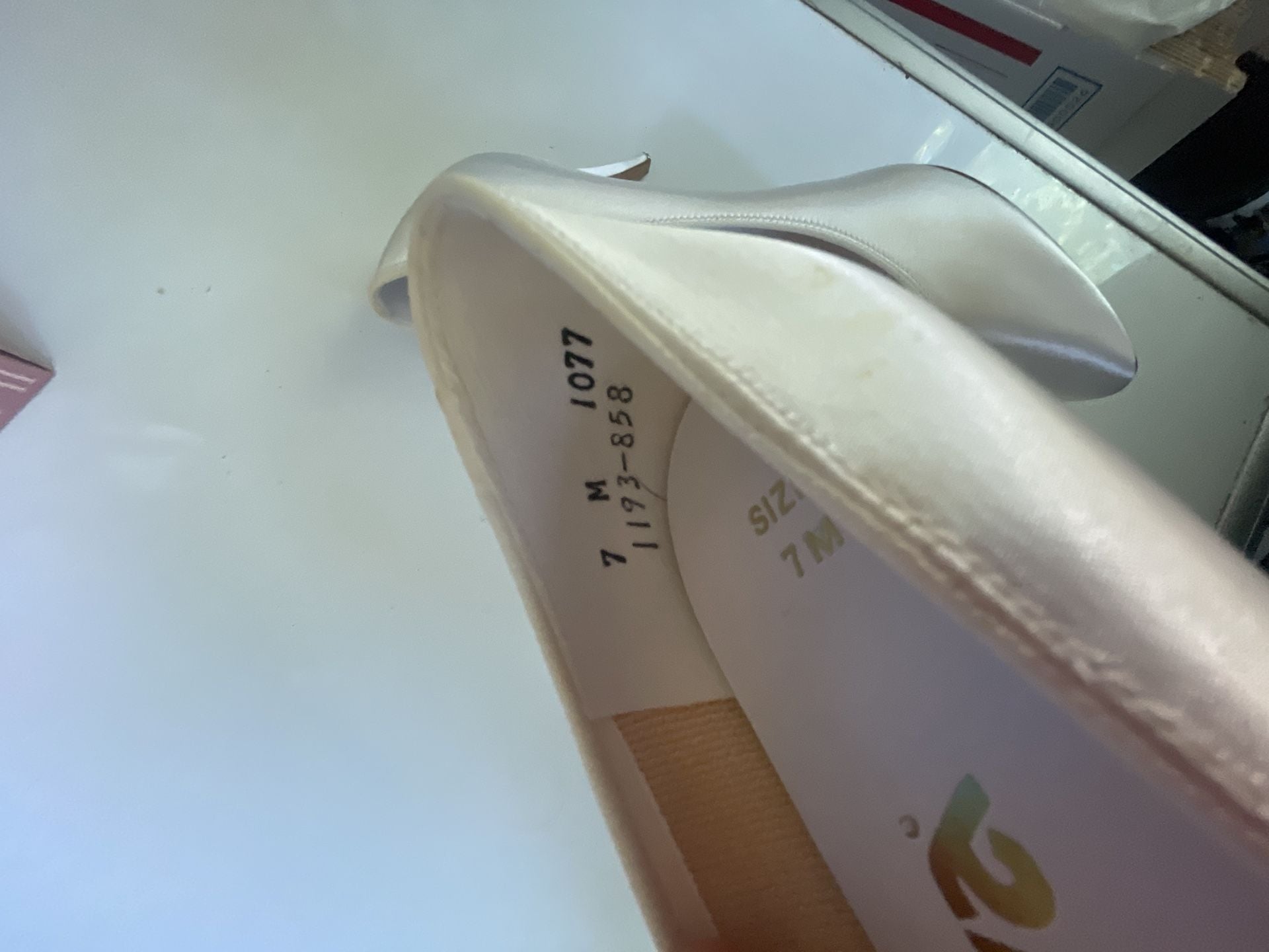 Fayva White Satin Pointed Toe Pump Heels Size 7M 5