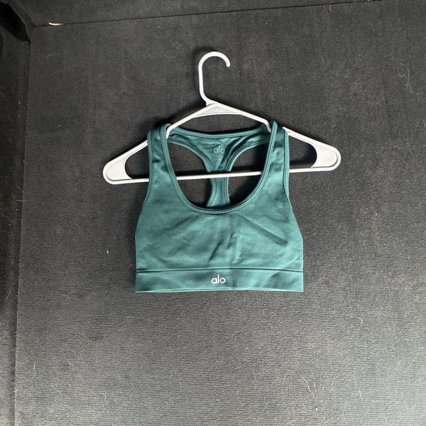 Alo Yoga Seamless Ribbed Racerback Sports Bra in Emerald Green