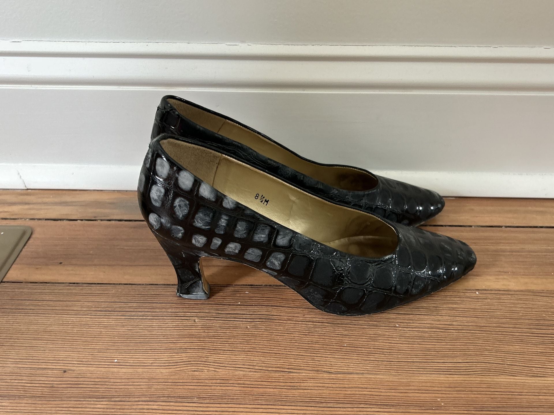 Bandolino vtg Black Patent Crocodile Embossed Leather Pumps 8.5M Made in Spain 8