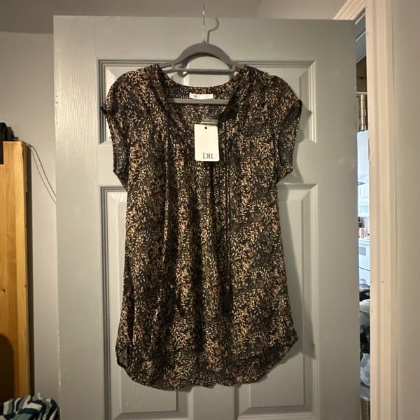 DR2 Floral Print Split-Neck Short Sleeve Blouse with Tassel Ties