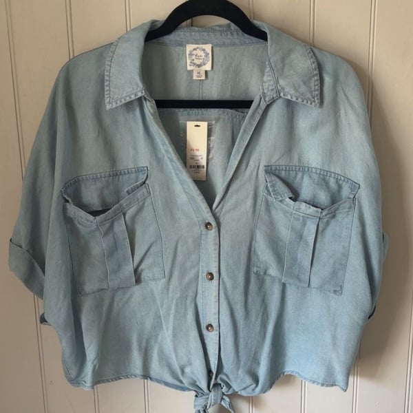 Francesca's Chambray Tie-Front Short-Sleeve Button-Down Blouse