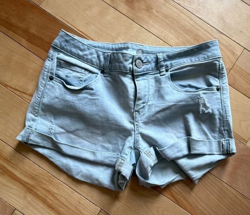 SIZE 11 SO Juniors' Light Wash Distressed Cuffed Denim Jean Shorts 1