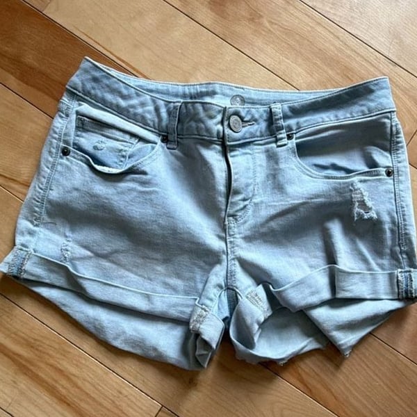 SIZE 11 SO Juniors' Light Wash Distressed Cuffed Denim Jean Shorts