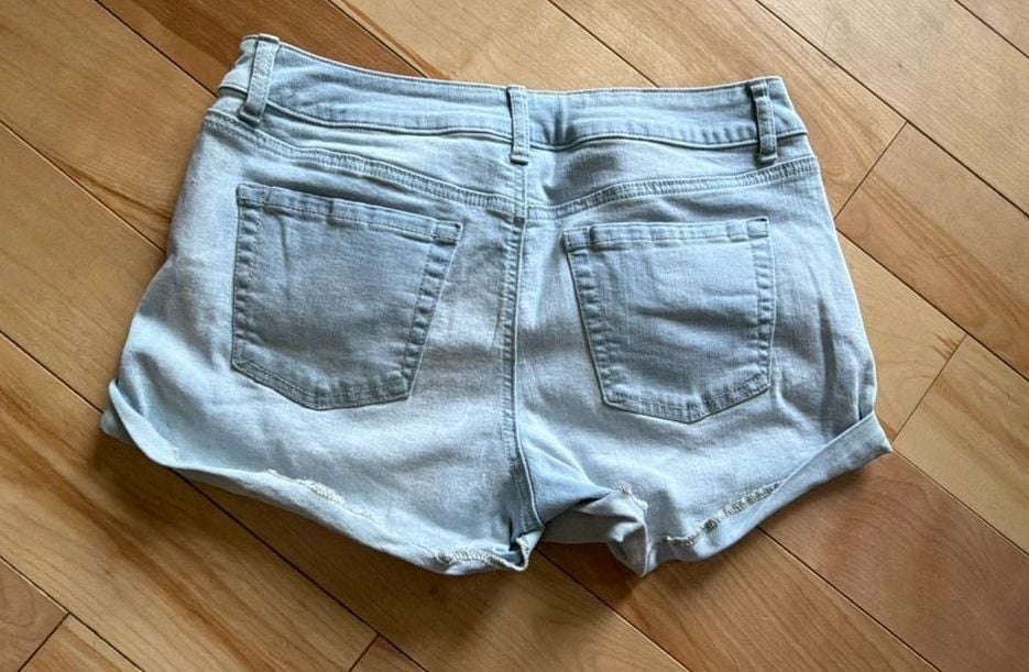 SIZE 11 SO Juniors' Light Wash Distressed Cuffed Denim Jean Shorts 2
