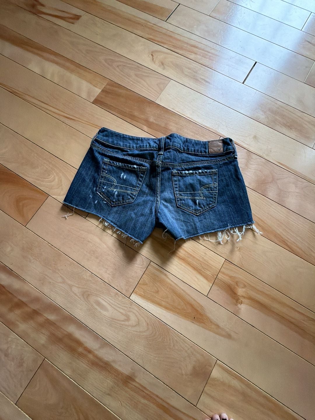 SIZE 4 American Eagle Outfitters Women's Distressed Denim Cutoff Shorts 3