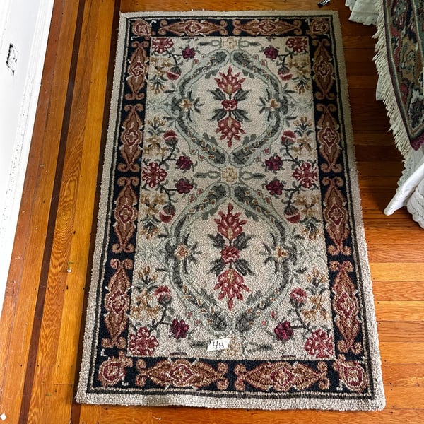 Traditional Hand-Hooked Floral Oriental Accent Rug