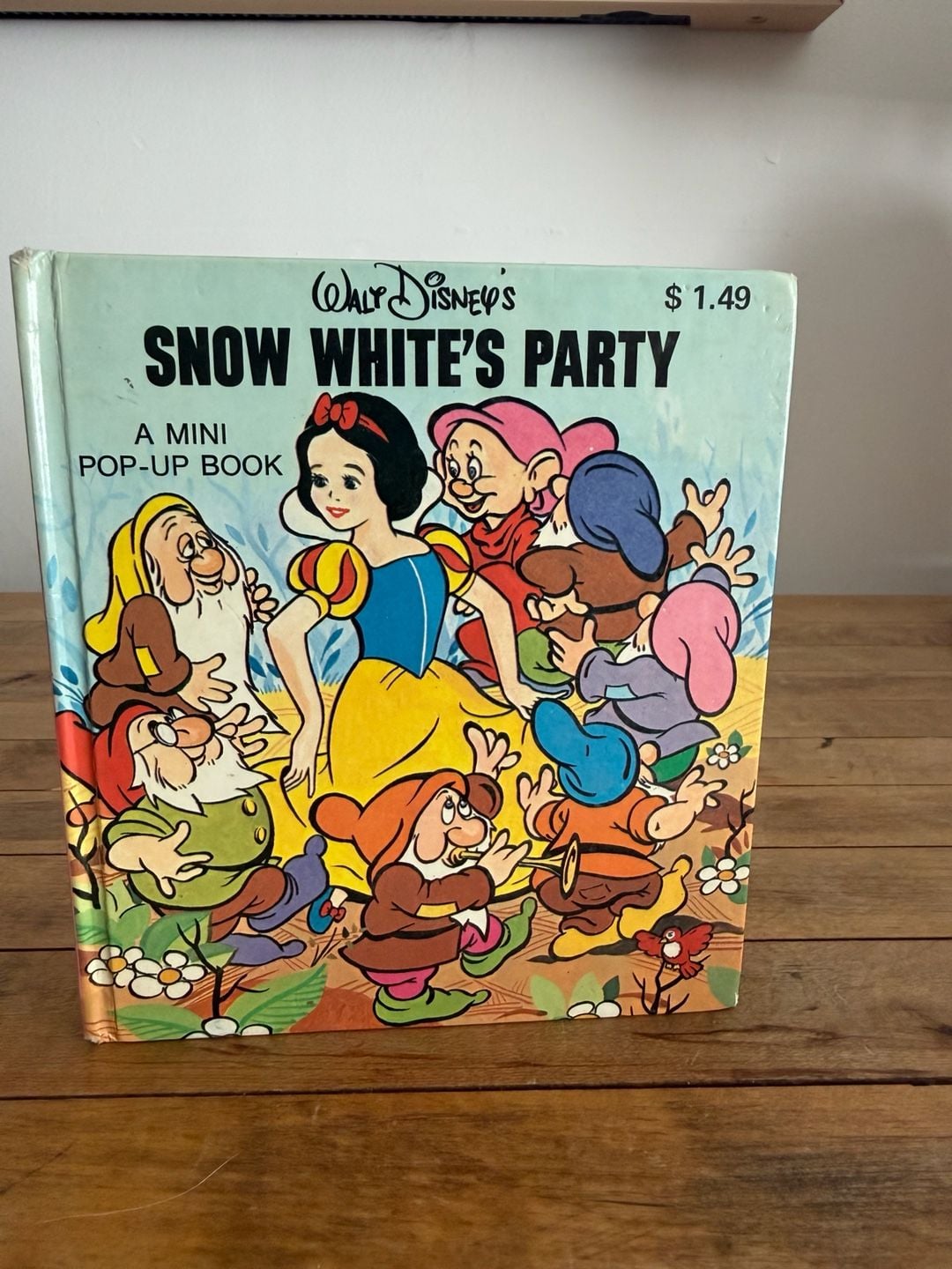 Walt Disney's Snow White's Party: A Mini Pop-Up Book 1