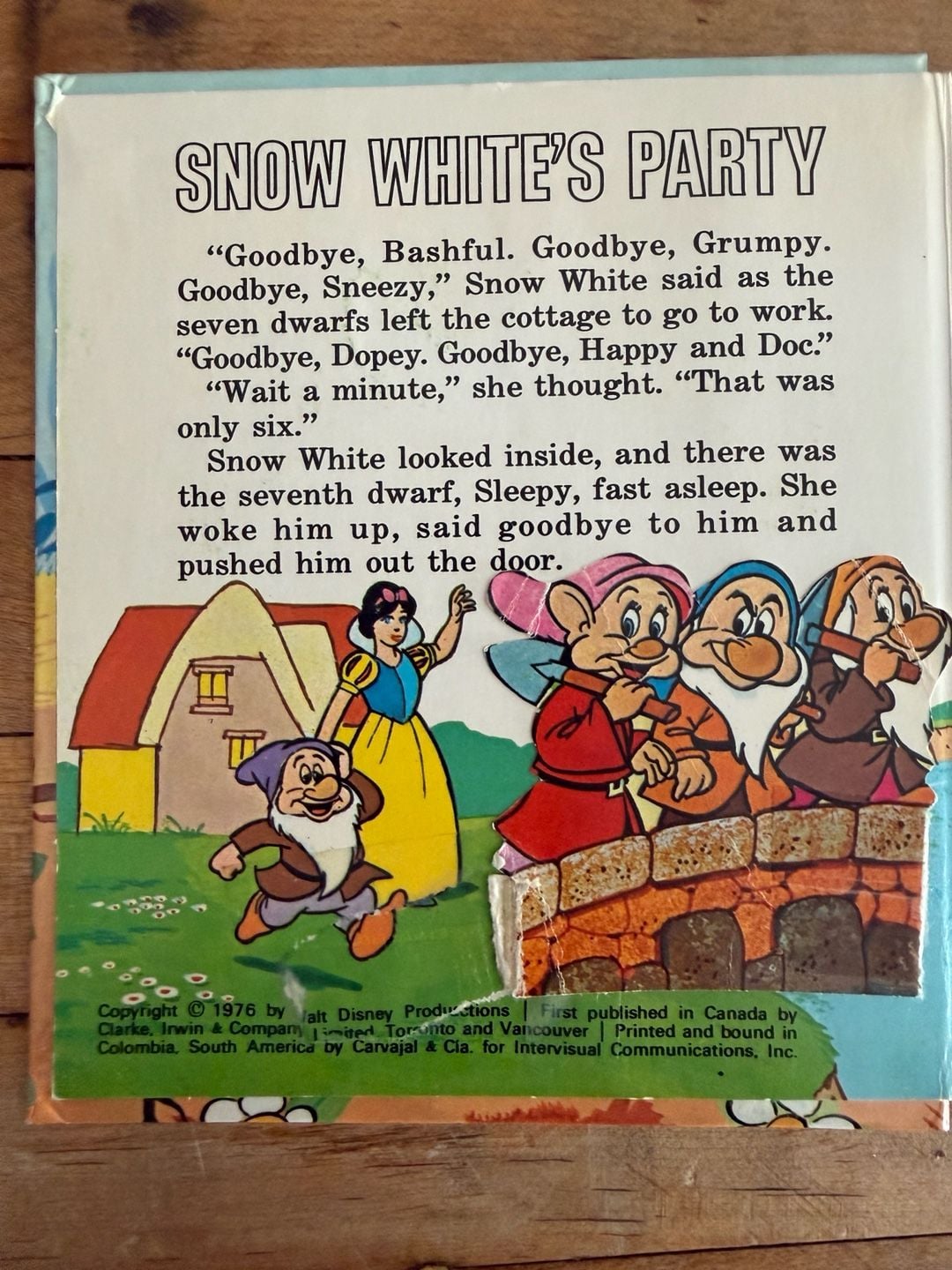 Walt Disney's Snow White's Party: A Mini Pop-Up Book 2