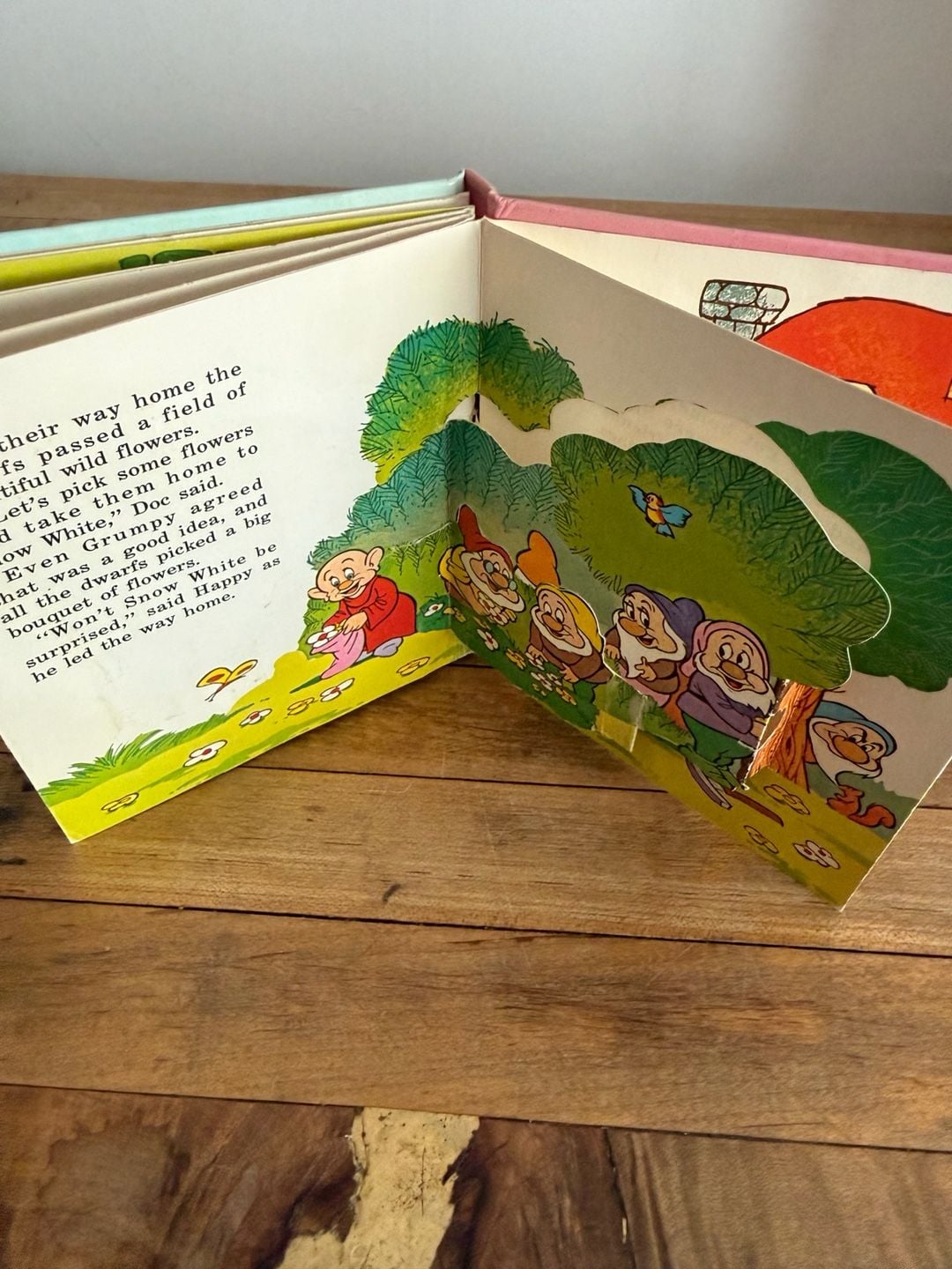 Walt Disney's Snow White's Party: A Mini Pop-Up Book 3