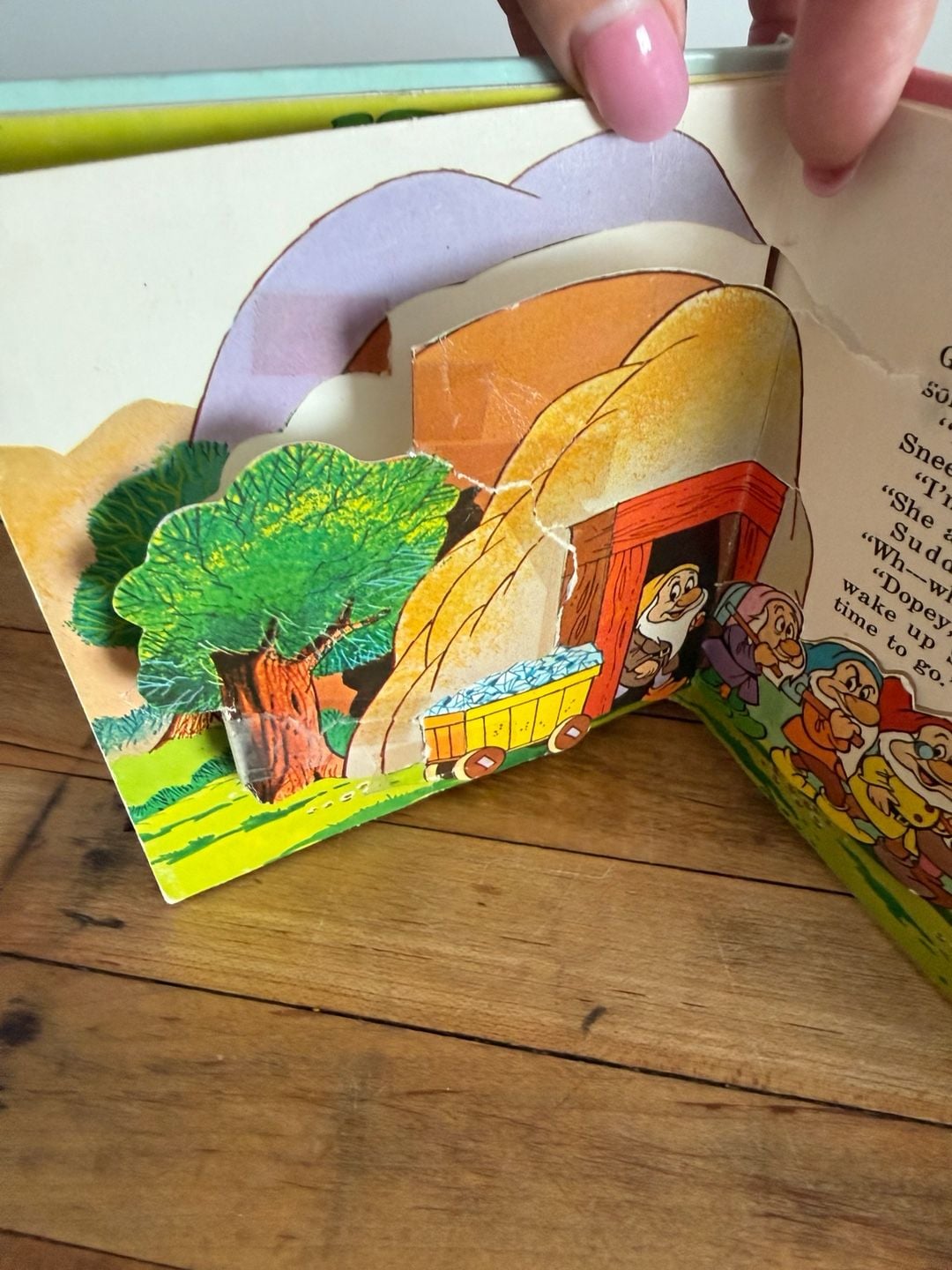 Walt Disney's Snow White's Party: A Mini Pop-Up Book 4