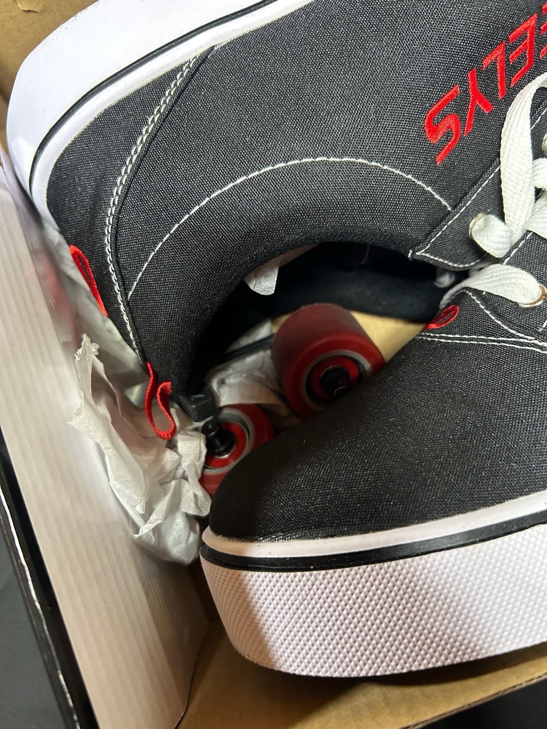 Heelys Pro 20 Black and Red Canvas Wheeled Skate Shoes with Box and Tool 5