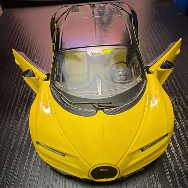 Maisto 1/24 Scale Bugatti Chiron Diecast Model Car, Yellow and Black