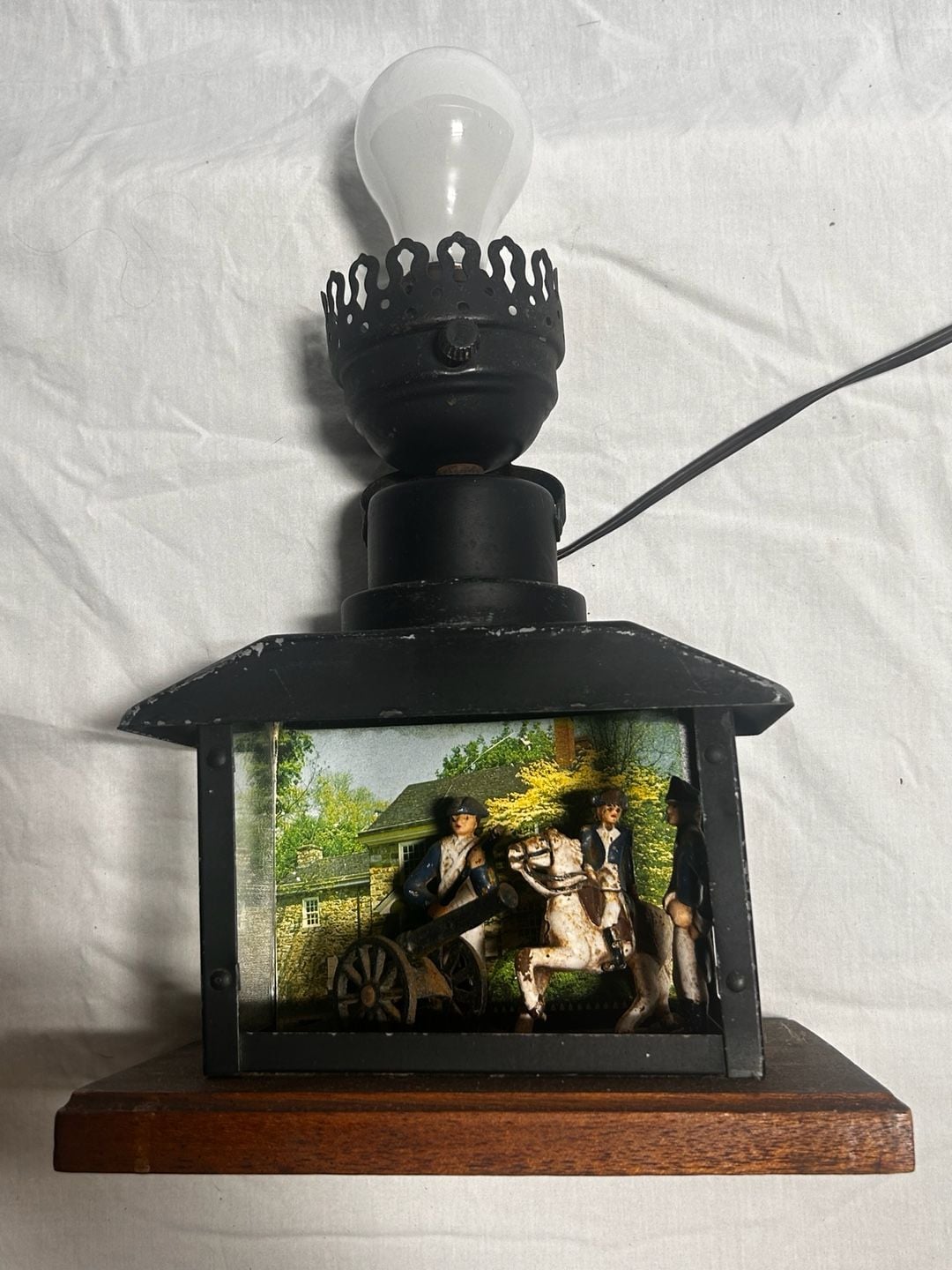 Vintage Revolutionary War Diorama Metal Lantern Table Lamp with Leviton Socket 1