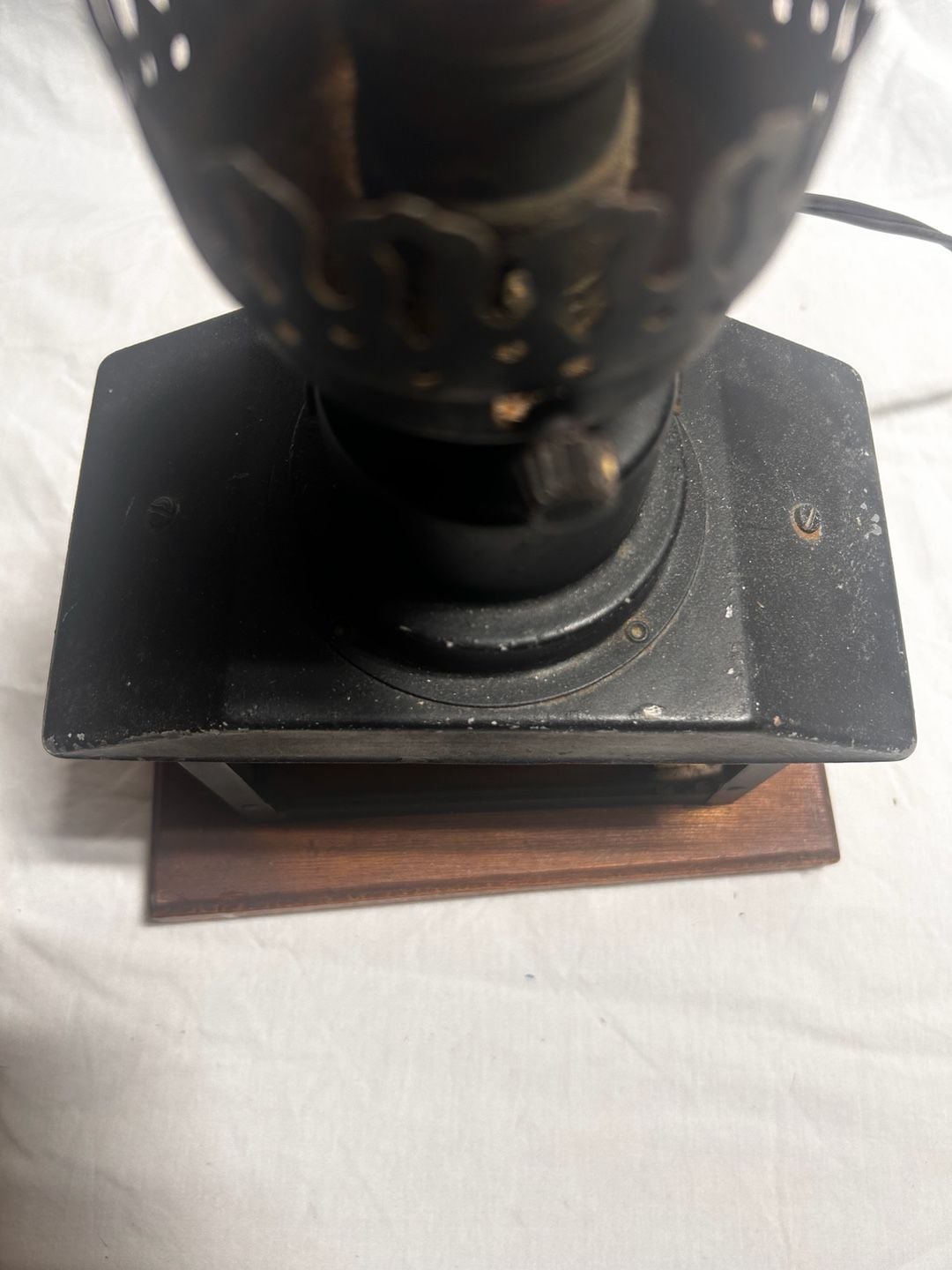 Vintage Revolutionary War Diorama Metal Lantern Table Lamp with Leviton Socket 4