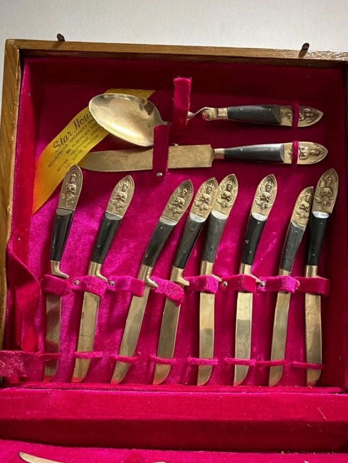 Vintage Starhouse Thailand Mid-Century Bronze and Wood Handle Flatware Set in Wooden Case 2