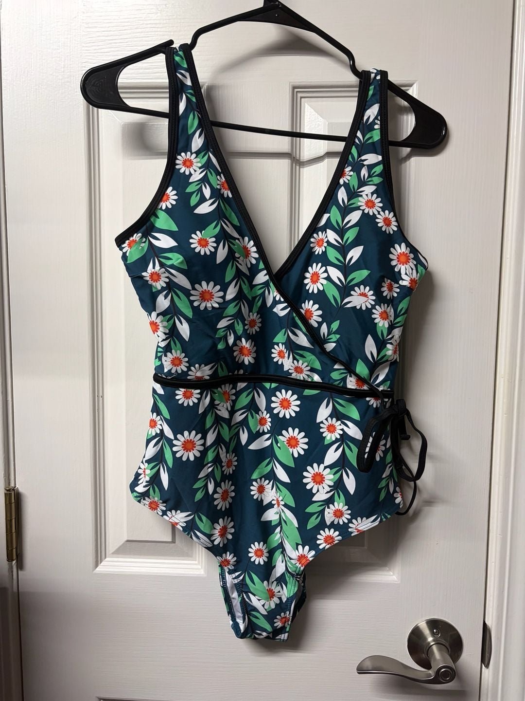 Cupshe V-Neck Wrap One-Piece Swimsuit 2