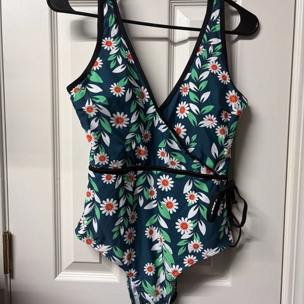 Cupshe V-Neck Wrap One-Piece Swimsuit