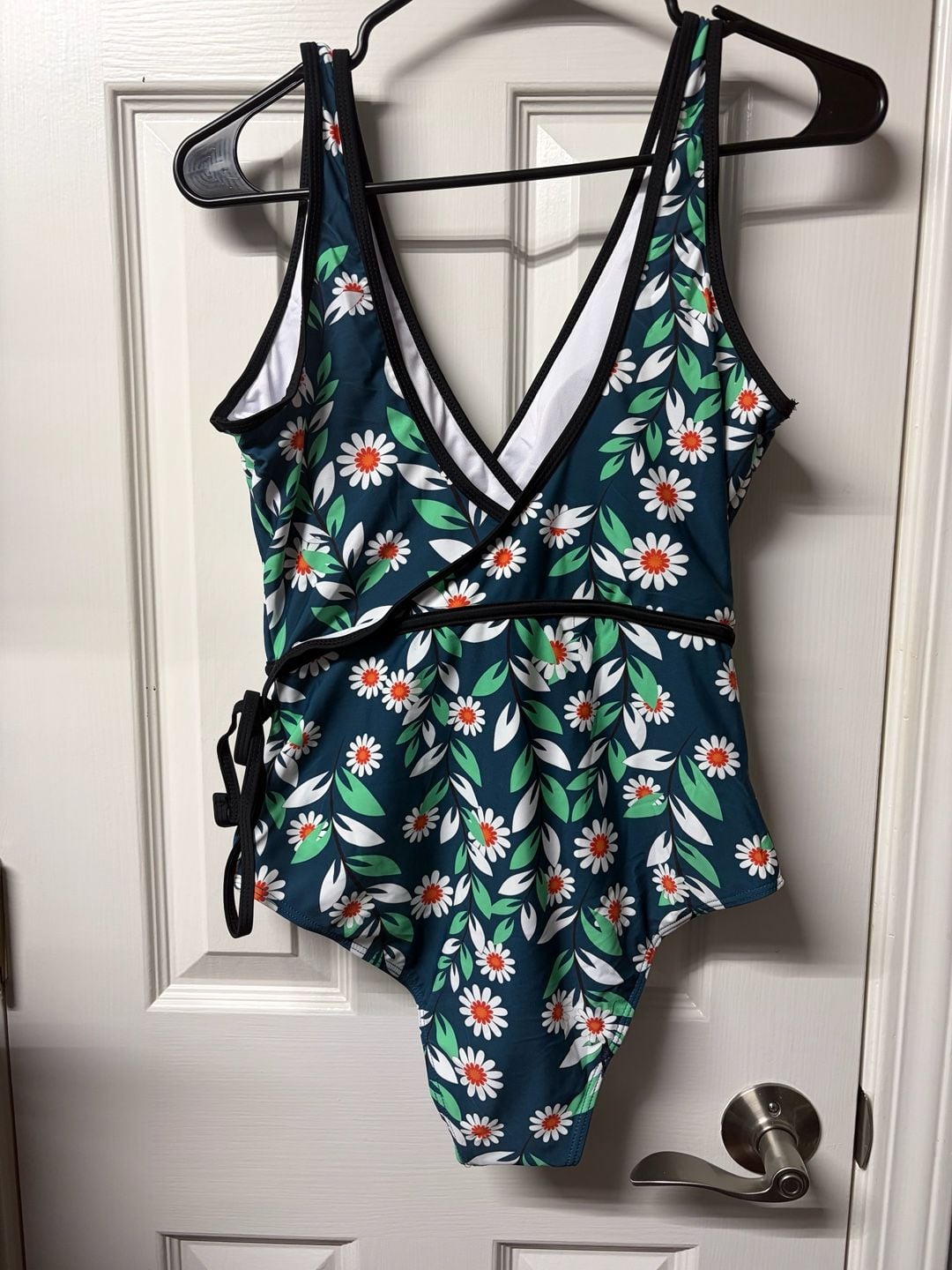 Cupshe V-Neck Wrap One-Piece Swimsuit 3