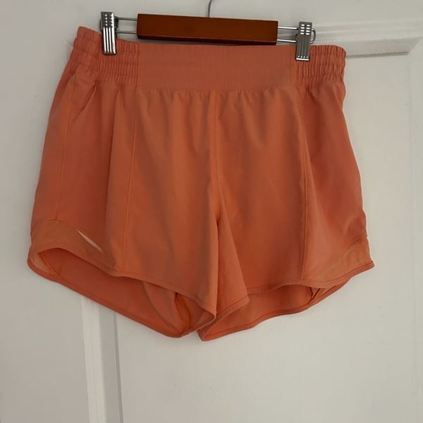 Lululemon Hotty Hot High-Rise Lined Short 4" size 8