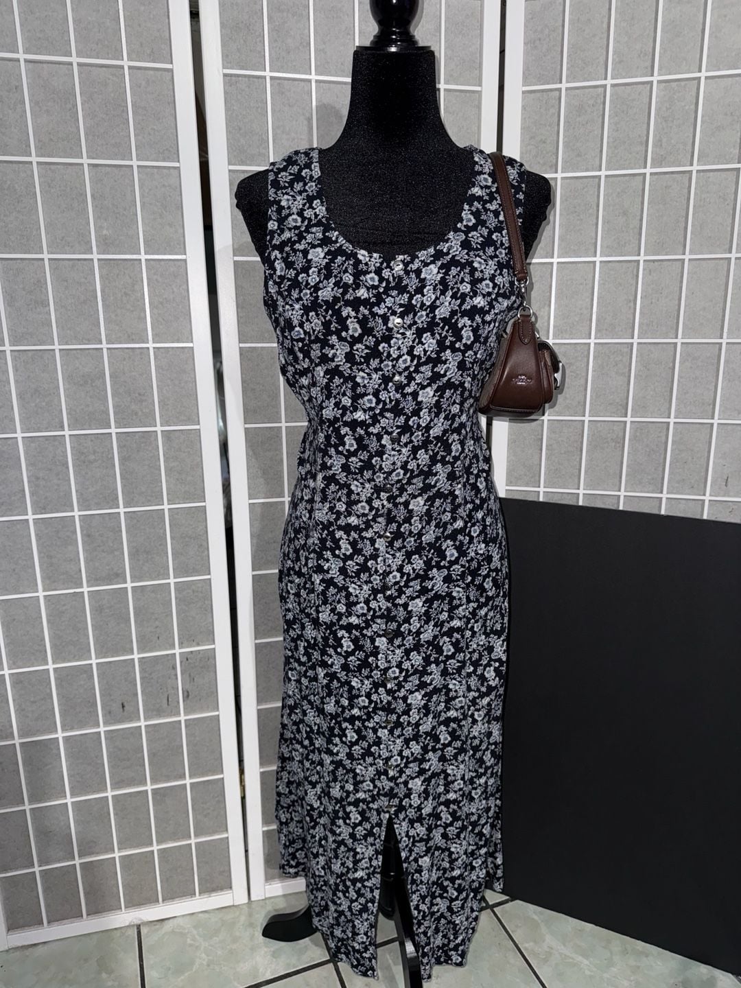 Appropriate Behavior Women's Sleeveless Floral Print Midi Dress with Button Front, Size 14 2