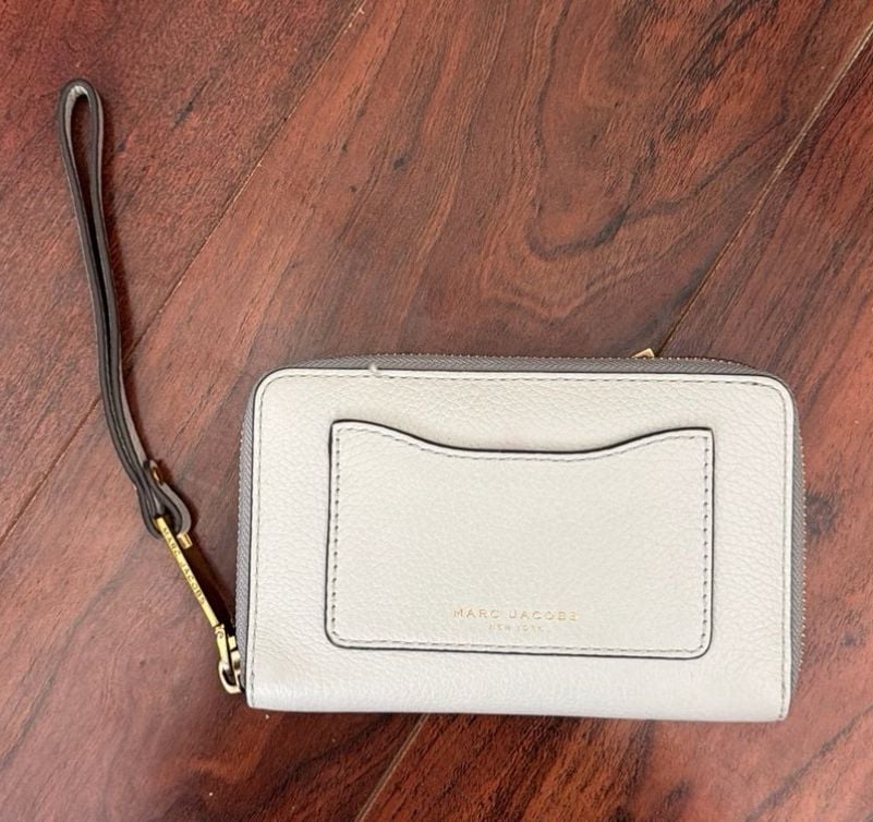Marc Jacobs Recruit Zip Wristlet in Dove Gray Pebble Leather 2
