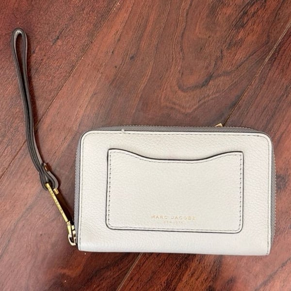 Marc Jacobs Recruit Zip  Wristlet in Dove Gray Pebble Leather