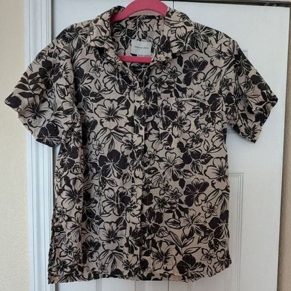 American Eagle Men's Black and Tan Floral Print Short Sleeve Button-Up Camp Shirt