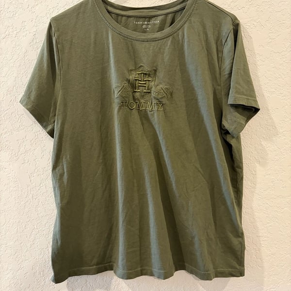 Tommy Hilfiger Est. 1985 Crest Logo Embroidered Graphic T-Shirt Olive Green