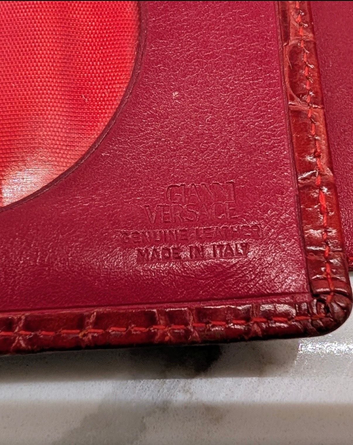 Gianni Versace Vintage Red Croc Embossed Leather Bifold Wallet Gold Medusa Clasp 13