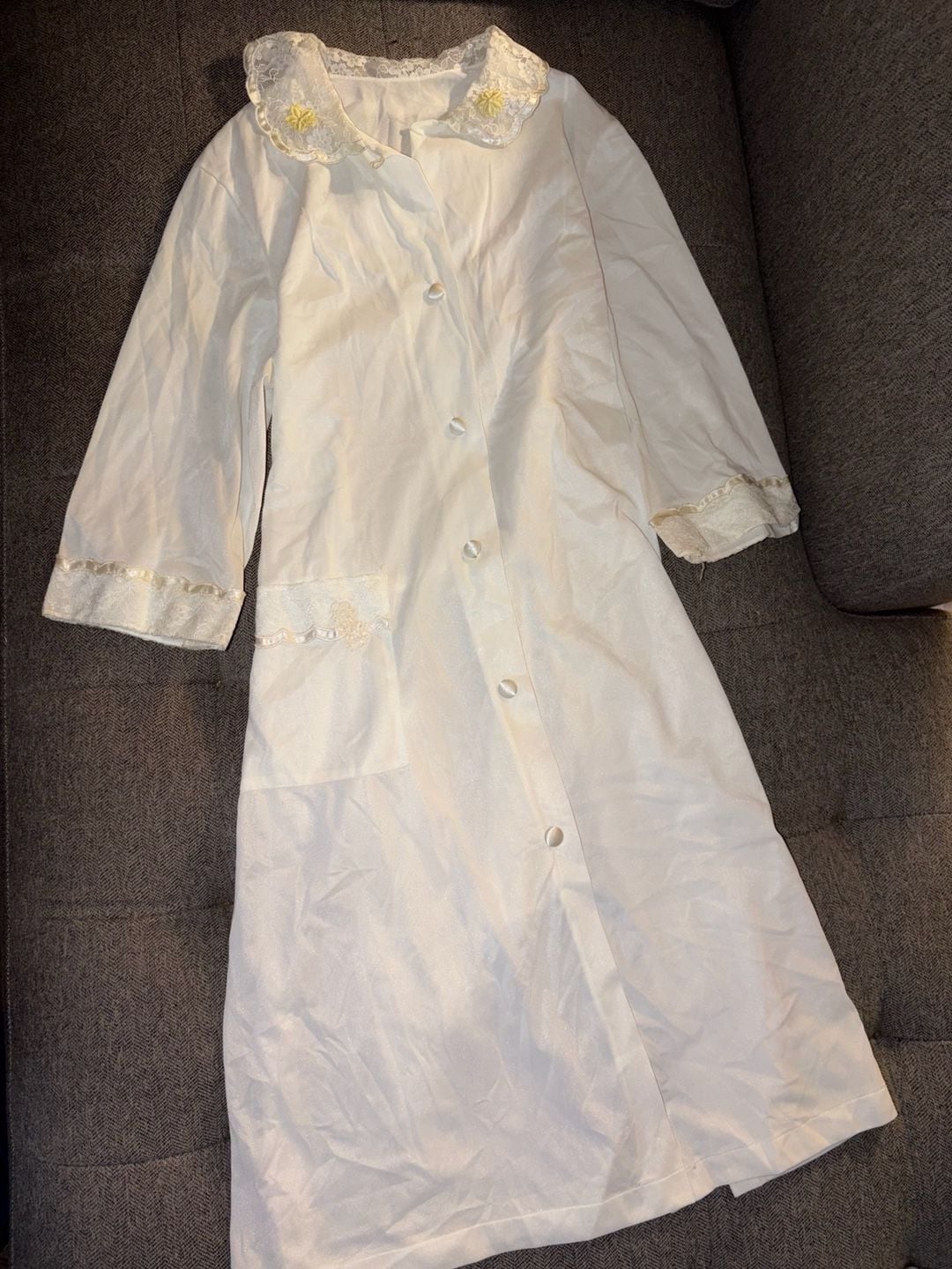 Warner's Vintage White Button-Front Robe with Lace Collar and Floral Accents 1